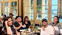 Ditemani sang suami dan sahabat-sahabat terdekatnya, Tyas santap makan siang dengan menu hidangan khas Indonesia. Foto: Instagram @tyasmirasih