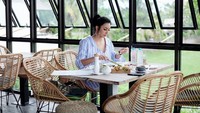 Selain kopi dan jus, sepertinya Tyas juga sangat suka dengan air putih nih. Tyas memilih dua botol air mineral untuk menemani taco gurih yang dimakannya. Perlu dicontoh nih! Foto: Instagram @tyasmirasih