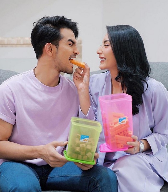 Keseuran Tyas Mirasih dan Suami Saat Makan dan Nongkrong di Kafe Keseuran Tyas Mirasih dan Suami Saat Makan dan Nongkrong di Kafe