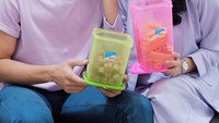 Terakhir ini pose menggemaskan Tyas dan suami saat ngemil stik hingga snack cokelat di rumah. Foto: Instagram @tyasmirasih