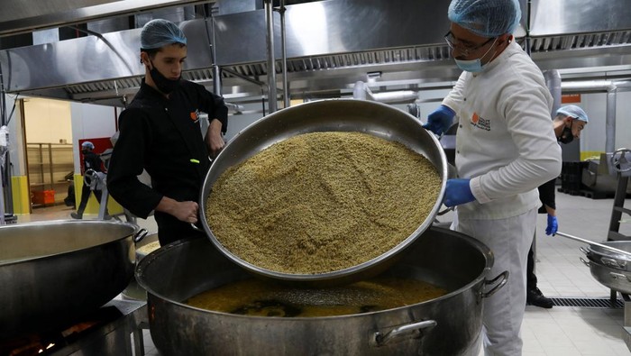 Kesibukan Dapur Umum di Yordania Siapkan Makanan Buka Puasa untuk Gaza Workers at Loyalty Support Services company prepare iftar meals, part of humanitarian aid from Jordanian non-profit organization, Waqf Thareed, to be delivered to Gaza, during the holy month of Ramadan, in Amman, Jordan March 24, 2024. REUTERS/Alaa Al Sukhni