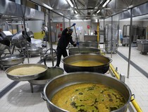 Kesibukan Dapur Umum di Yordania Siapkan Makanan Buka Puasa untuk Gaza