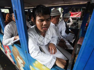 Ketika Penyandang Disabilitas Khatam Al-Quran Braille di Kereta Kelinci
