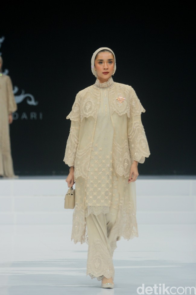 Fashion show koleksi Ayu Dyah Andari yang mengambil tema Rose & Beyond di Indonesia Fashion Week 2024, di Plenary Hall JCC, Jakarta, Jumat, [29/3/2024]. Foto: Mohammad Abduh/detikcom.