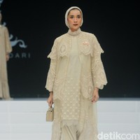 Fashion show koleksi Ayu Dyah Andari yang mengambil tema Rose & Beyond di Indonesia Fashion Week 2024, di Plenary Hall JCC, Jakarta, Jumat, [29/3/2024]. Foto: Mohammad Abduh/detikcom.