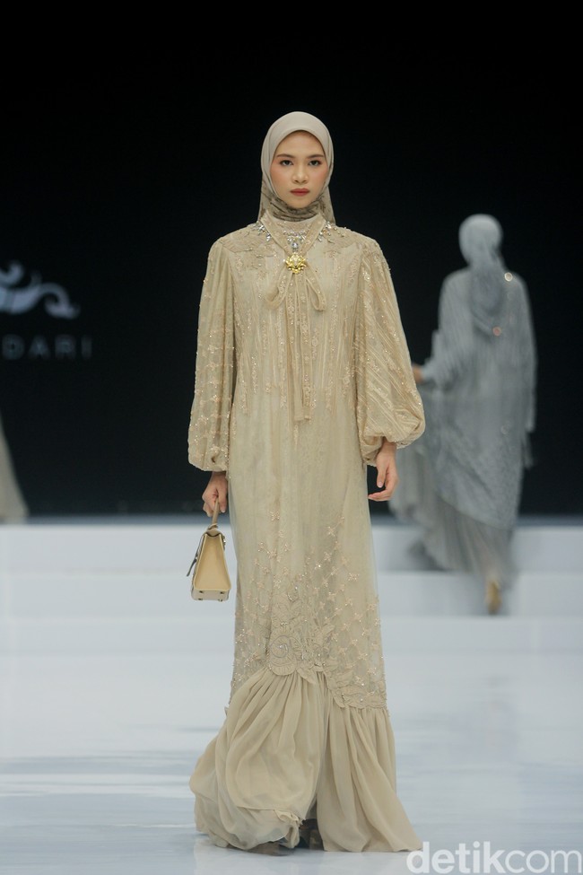 Fashion show koleksi Ayu Dyah Andari yang mengambil tema Rose & Beyond di Indonesia Fashion Week 2024, di Plenary Hall JCC, Jakarta, Jumat, [29/3/2024]. Foto: Mohammad Abduh/detikcom.