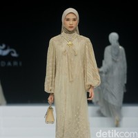 Fashion show koleksi Ayu Dyah Andari yang mengambil tema Rose & Beyond di Indonesia Fashion Week 2024, di Plenary Hall JCC, Jakarta, Jumat, [29/3/2024]. Foto: Mohammad Abduh/detikcom.