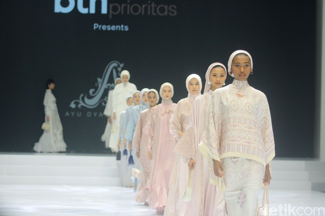 Fashion show koleksi Ayu Dyah Andari yang mengambil tema Rose & Beyond di Indonesia Fashion Week 2024, di Plenary Hall JCC, Jakarta, Jumat, [29/3/2024]. Foto: Mohammad Abduh/detikcom.