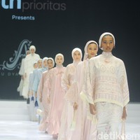 Fashion show koleksi Ayu Dyah Andari yang mengambil tema Rose & Beyond di Indonesia Fashion Week 2024, di Plenary Hall JCC, Jakarta, Jumat, [29/3/2024]. Foto: Mohammad Abduh/detikcom.