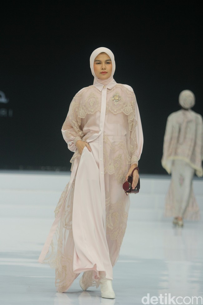 Fashion show koleksi Ayu Dyah Andari yang mengambil tema Rose & Beyond di Indonesia Fashion Week 2024, di Plenary Hall JCC, Jakarta, Jumat, [29/3/2024]. Foto: Mohammad Abduh/detikcom.