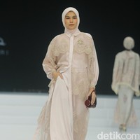 Fashion show koleksi Ayu Dyah Andari yang mengambil tema Rose & Beyond di Indonesia Fashion Week 2024, di Plenary Hall JCC, Jakarta, Jumat, [29/3/2024]. Foto: Mohammad Abduh/detikcom.