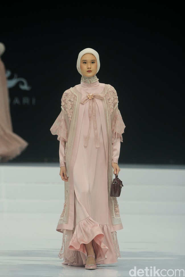 Fashion show koleksi Ayu Dyah Andari yang mengambil tema Rose & Beyond di Indonesia Fashin Week 2024, di Plenary Hall JCC, Jakarta, Jumat, [29/3/2024]. Foto: Mohammad Abduh/detikcom.
