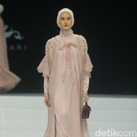 Fashion show koleksi Ayu Dyah Andari yang mengambil tema Rose & Beyond di Indonesia Fashin Week 2024, di Plenary Hall JCC, Jakarta, Jumat, [29/3/2024]. Foto: Mohammad Abduh/detikcom.