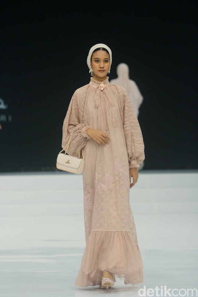 Fashion show koleksi Ayu Dyah Andari yang mengambil tema Rose & Beyond di Indonesia Fashion Week 2024, di Plenary Hall JCC, Jakarta, Jumat, [29/3/2024]. Foto: Mohammad Abduh/detikcom.