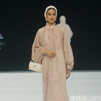 Fashion show koleksi Ayu Dyah Andari yang mengambil tema Rose & Beyond di Indonesia Fashion Week 2024, di Plenary Hall JCC, Jakarta, Jumat, [29/3/2024]. Foto: Mohammad Abduh/detikcom.