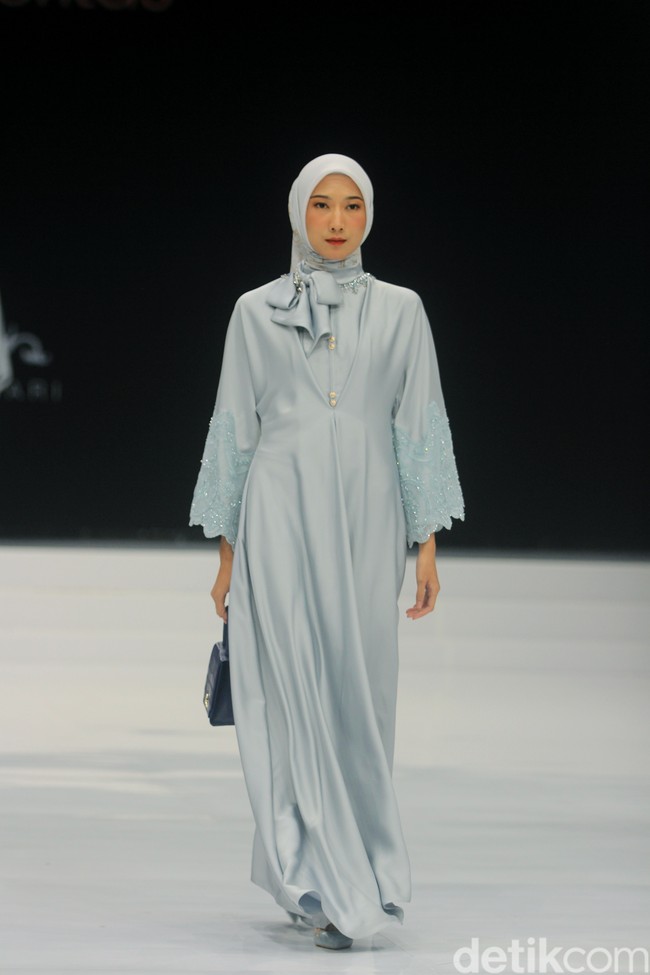 Fashion show koleksi Ayu Dyah Andari yang mengambil tema Rose & Beyond di Indonesia Fashion Week 2024, di Plenary Hall JCC, Jakarta, Jumat, [29/3/2024]. Foto: Mohammad Abduh/detikcom.