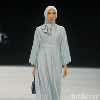 Fashion show koleksi Ayu Dyah Andari yang mengambil tema Rose & Beyond di Indonesia Fashion Week 2024, di Plenary Hall JCC, Jakarta, Jumat, [29/3/2024]. Foto: Mohammad Abduh/detikcom.