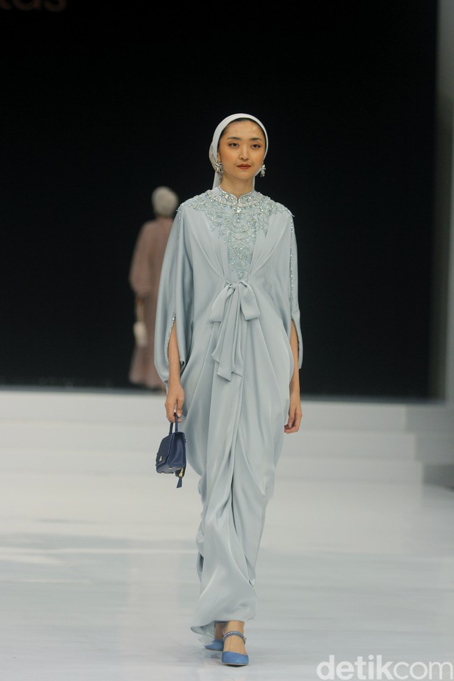 Fashion show koleksi Ayu Dyah Andari yang mengambil tema Rose & Beyond di Indonesia Fashion Week 2024, di Plenary Hall JCC, Jakarta, Jumat, [29/3/2024]. Foto: Mohammad Abduh/detikcom.