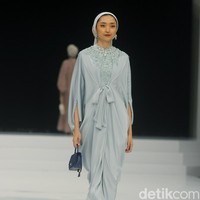 Fashion show koleksi Ayu Dyah Andari yang mengambil tema Rose & Beyond di Indonesia Fashion Week 2024, di Plenary Hall JCC, Jakarta, Jumat, [29/3/2024]. Foto: Mohammad Abduh/detikcom.