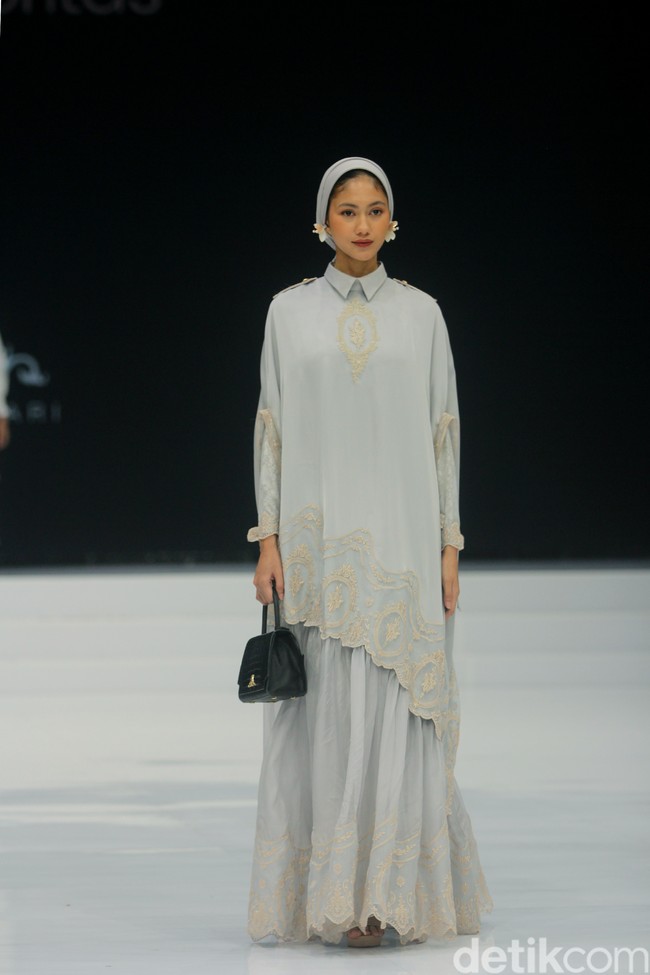 Fashion show koleksi Ayu Dyah Andari yang mengambil tema Rose & Beyond di Indonesia Fashion Week 2024, di Plenary Hall JCC, Jakarta, Jumat, [29/3/2024]. Foto: Mohammad Abduh/detikcom.