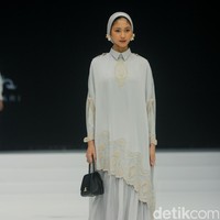 Fashion show koleksi Ayu Dyah Andari yang mengambil tema Rose & Beyond di Indonesia Fashion Week 2024, di Plenary Hall JCC, Jakarta, Jumat, [29/3/2024]. Foto: Mohammad Abduh/detikcom.