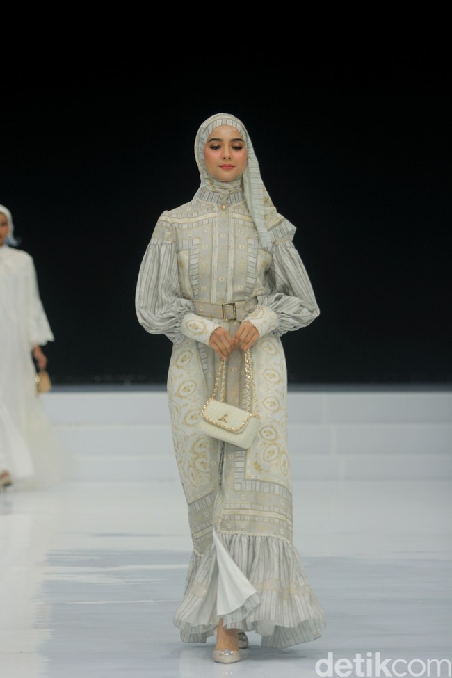 Fashion show koleksi Ayu Dyah Andari yang mengambil tema Rose & Beyond di Indonesia Fashion Week 2024, di Plenary Hall JCC, Jakarta, Jumat, [29/3/2024]. Foto: Mohammad Abduh/detikcom.