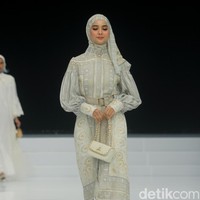 Fashion show koleksi Ayu Dyah Andari yang mengambil tema Rose & Beyond di Indonesia Fashion Week 2024, di Plenary Hall JCC, Jakarta, Jumat, [29/3/2024]. Foto: Mohammad Abduh/detikcom.