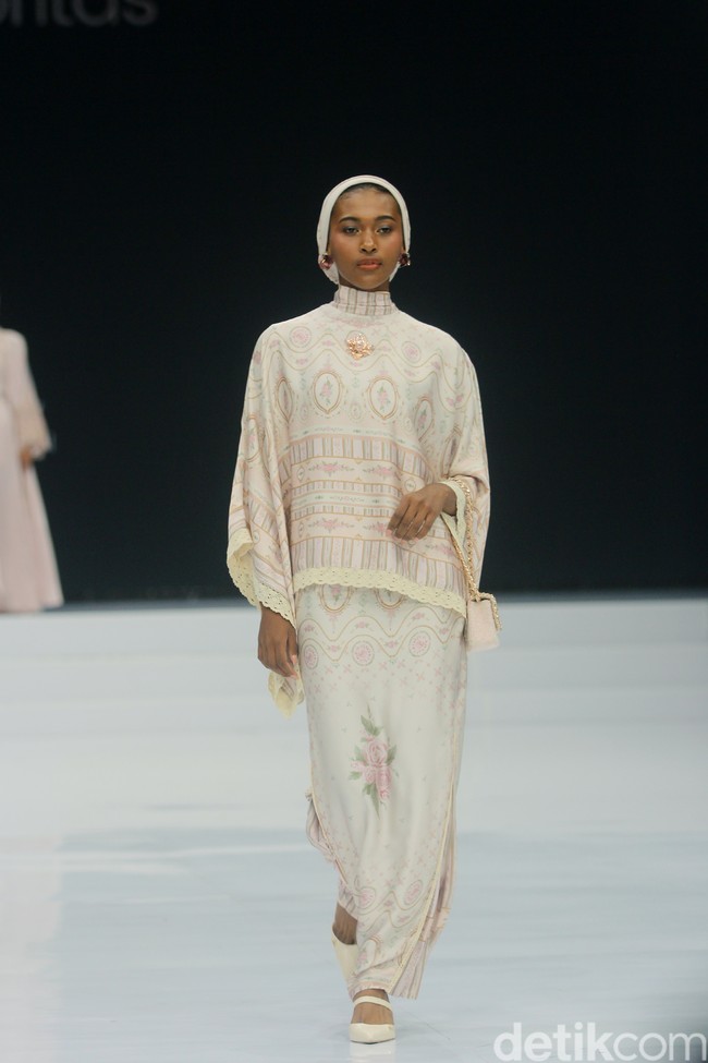 Fashion show koleksi Ayu Dyah Andari yang mengambil tema Rose & Beyond di Indonesia Fashion Week 2024, di Plenary Hall JCC, Jakarta, Jumat, [29/3/2024]. Foto: Mohammad Abduh/detikcom.