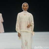 Fashion show koleksi Ayu Dyah Andari yang mengambil tema Rose & Beyond di Indonesia Fashion Week 2024, di Plenary Hall JCC, Jakarta, Jumat, [29/3/2024]. Foto: Mohammad Abduh/detikcom.