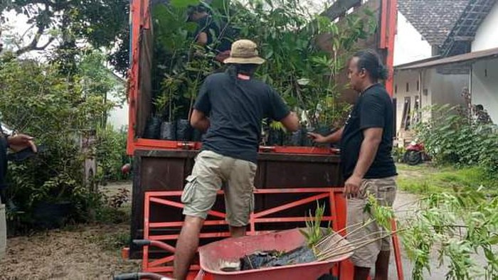 Resan Gunungkidul saat menjemput tiga ribu bibit pohon resan di Kediri, Jawa Timur, pada tahun 2022 silam. Foto diunggah Senin (1/4/2024).