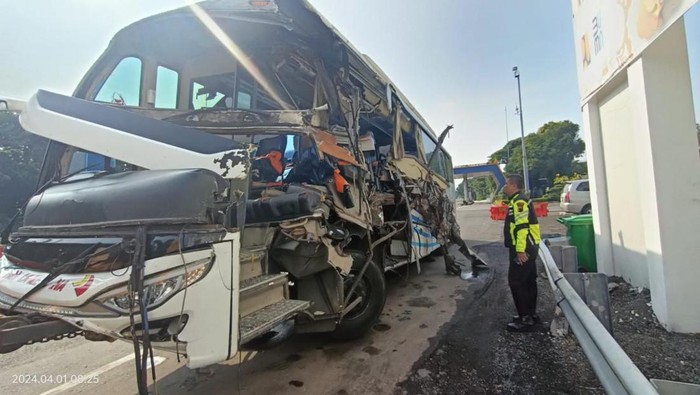 Kondisi bus PO Pahala Kencana yang kecelakaan di Tol Tembalang Semarang, Senin (1/4/2024).