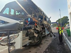4 Korban Kecelakaan Bus Vs Truk di Tol Tembalang Semarang Masih Dirawat