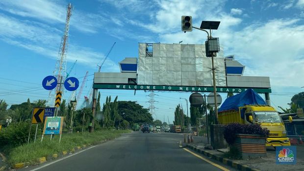 Kondisi jalan tol dari Jakarta menuju Pelabuhan Merak. (CNBC Indonesia/Maikel Jefriando)