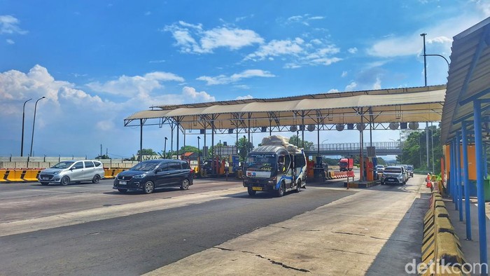 Kondisi situasi lalu lintas di Exit Tol Cileunyi, Senin (1/4/1024).