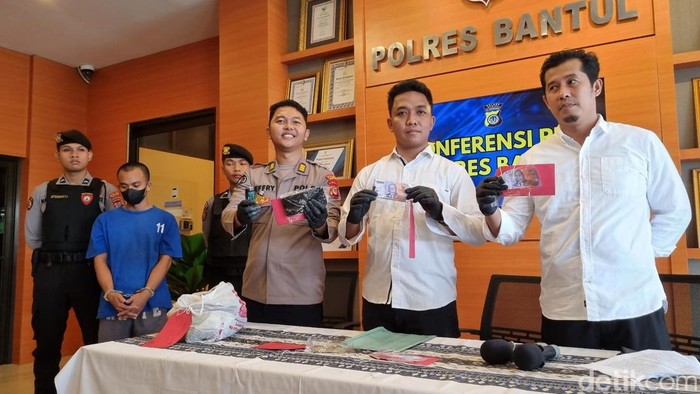 Konferensi pers kasus pasutri pengedar uang palsu di Polres Bantul, Senin (1/4/2024).