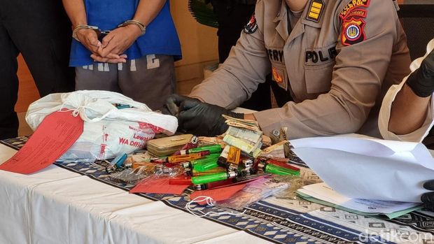 Konferensi pers kasus pasutri pengedar uang palsu di Polres Bantul, Senin (1/4/2024).