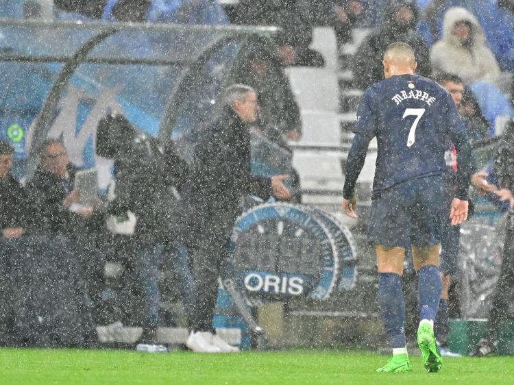 Potret Mbappe Manyun Saat Diganti, Nunduk Terus