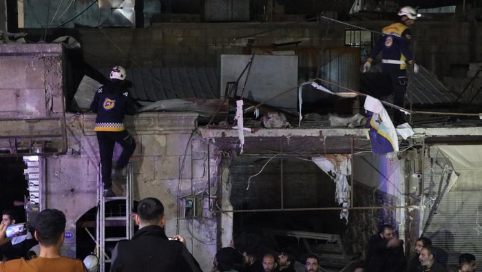 Ledakan Bom Mobil Guncang Suriah, 7 Orang Tewas Volunteers of the Syria Civil Defence (White Helmets) work at the site of a car blast in the rebel-held city of Azaz, Syria March 31, 2024. White Helmets/Handout via REUTERS THIS IMAGE HAS BEEN SUPPLIED BY A THIRD PARTY. NO RESALES. NO ARCHIVES. MANDATORY CREDIT.