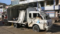 Penampakan kerusakan kendaraan dan bangunan usai ledakan mobil yang terjadi pada malam harinya. 