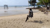 Menepi di pulau ini, traveler akan disuguhi pemandangan indah biota bawah laut yang terpampang jelas. Perairan dangkal dengan air hijau tosca yang sangat jernih, menampakkan gugusan terumbu karang dan warna warni ikan yang menari dan berlarian.