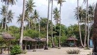 Pantai Tanjung Gelam menawarkan suasana senja yang bikin romantis. Spot ini cocok banget buat menghilangkan kepenatan selama perjalanan. Pasir putih pantai , gelombang mengayun lambat, dan snorkeling menikmati indahnya terumbu karang bisa dilakukan hingga senja datang.