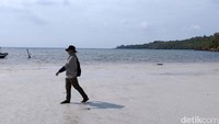 Terdapat juga Pantai Bobi. Spot ini terbilang baru, karena sekitar bulan Maret 2023 lalu ditemukan warga lokal bernama Bobi. Gugusan bukit di sisi Utara pantai, menghijaukan pemandangan yang didominasi warna putih disini. Warna menenangkan, suasana adem menenangkan apalagi traveler bisa berjalan menapaki bibir pantai yang airnya surut sekitar pukul 09.00 pagi. Imajinasi melayang seakan berjalan menuju kahyangan...semua serba putih.