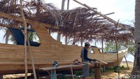 Anda juga bisa melihat pembuatan perahu di tempat ini.