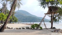 Selain deretan pantai pasir putih nan eksotis, beberapa pengalaman empirik bersama nelayan dan kearifan lokal disana menjadi kenangan yang tak terlupakan.