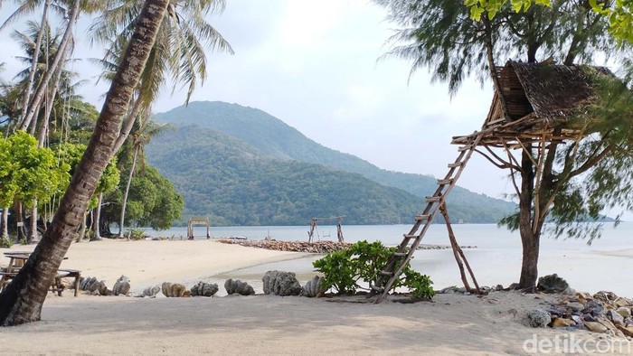 Libur panjang Lebaran kurang dua pekan. Buat Si Paling Healing, menikmati serpihan surga di Karimunjawa bisa jadi pilihan utama.