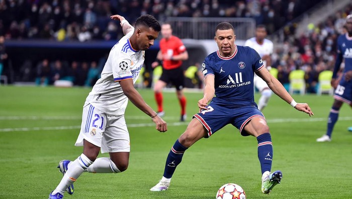 MADRID, SPAIN - MARCH 09: Kylian Mbappe of Paris Saint-Germain and Rodrygo of Real Madrid fight for possession during the UEFA Champions League Round Of Sixteen Leg Two match between Real Madrid and Paris Saint-Germain at Estadio Santiago Bernabeu on March 09, 2022 in Madrid, Spain. (Photo by Aurelien Meunier - PSG/PSG via Getty Images)