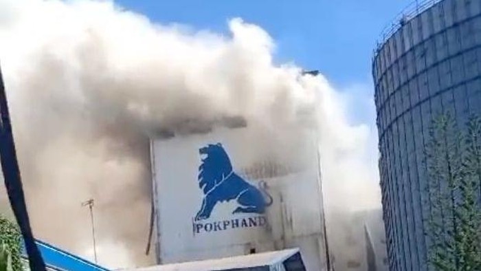Asap mengepul di kantor Pokphand di Kawasan Kima Makassar, Sulawesi Selatan (Sulsel).