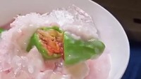 Coto Makassar Gowa di Cempaka Baru juga punya menu es pisang ijo yang manis segar. Bisa dibeli lewat aplikasi ojek online seharga Rp 28.000. Foto : teguhakbar21