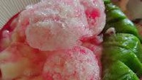 Es Pisang Ijo Daeng Maskul juga bisa bikin tenggorokan makin segar. Seporsi Rp 24.000 sudah dapat potongan pisang ijo yang banyak, es, sumsum, sirup, dan mutiara. Foto : Google Review / Rainbow