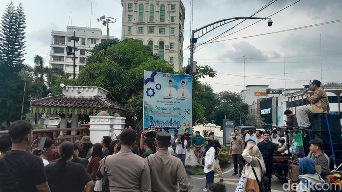 Massa menggelar demo di depan kantor Wali Kota Medan jelang buka puasa. (Nizar Aldi/detikSumut)